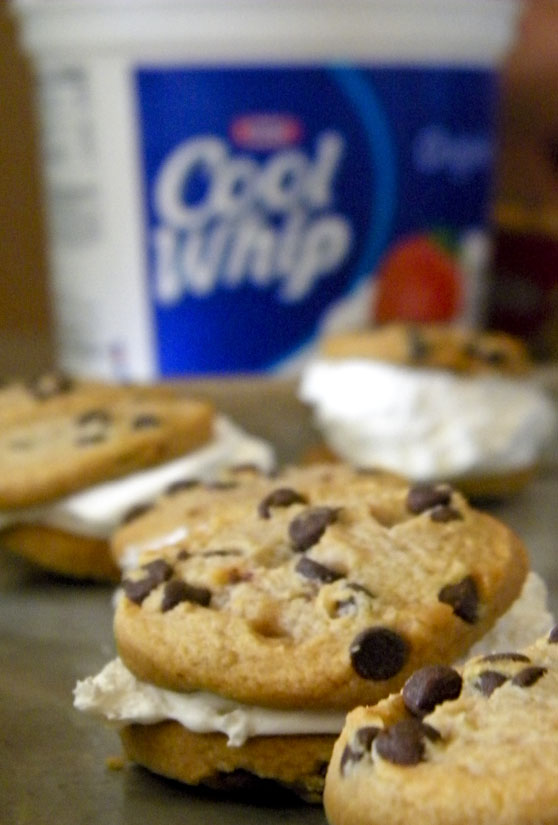COOL WHIP Cookie Sandwiches